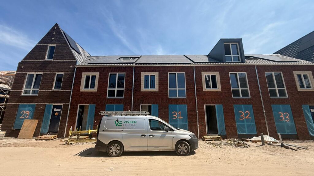 Seriematige nieuwbouwwoningen voorzien van elektra-installatie