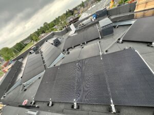 Montage van zonnepaneelinstallatie op appartementencomplex