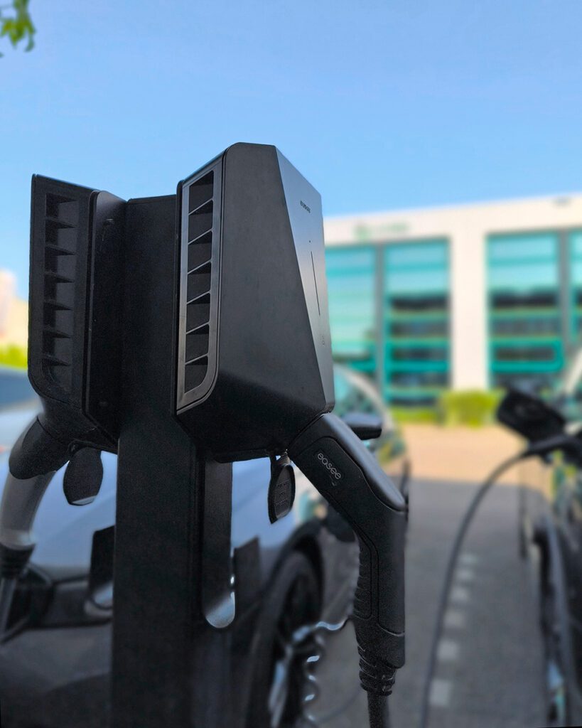 Laadstation voor meerdere EV's op parkeerplaats van kantoor