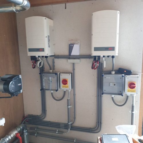 Installatie van PV-omvormer en verdeelkast in technische ruimte