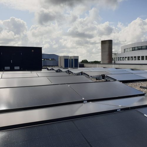 Elektra-installatiebedrijf installeert zonnepanelen in utiliteitsbouw
