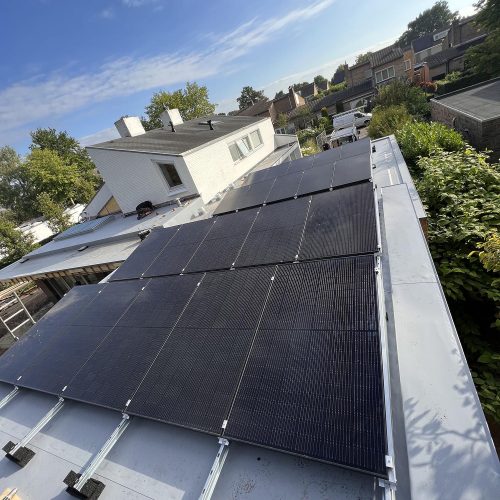 Installateur legt bekabeling aan voor zonnepanelen op seriematige woning