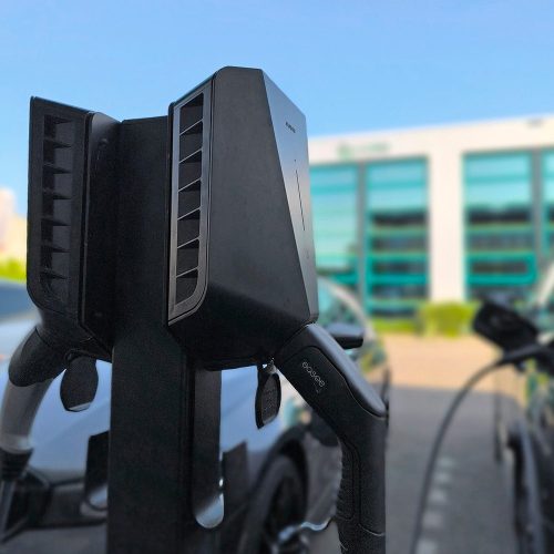 Laadstation voor meerdere EV's op parkeerplaats van kantoor